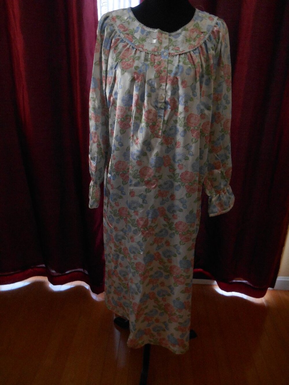 ERIKA TAILOR NEW FLORAL SATIN NIGHTGOWN LONG SLEEVES SZ MEDIUM